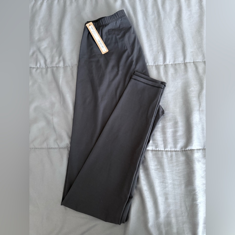 SKIMS fits everybody size small leggings